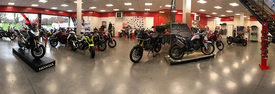 Xe máy thể thao được trưng bày trên bục kệ chuyên dụng trong showroom hiện đại