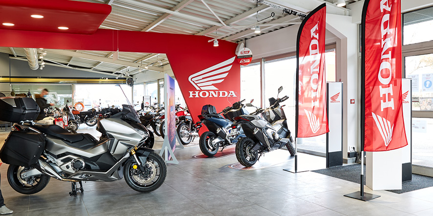 Nội thất showroom xe máy hiện đại với thiết kế trưng bày chuyên nghiệp thu hút khách hàng