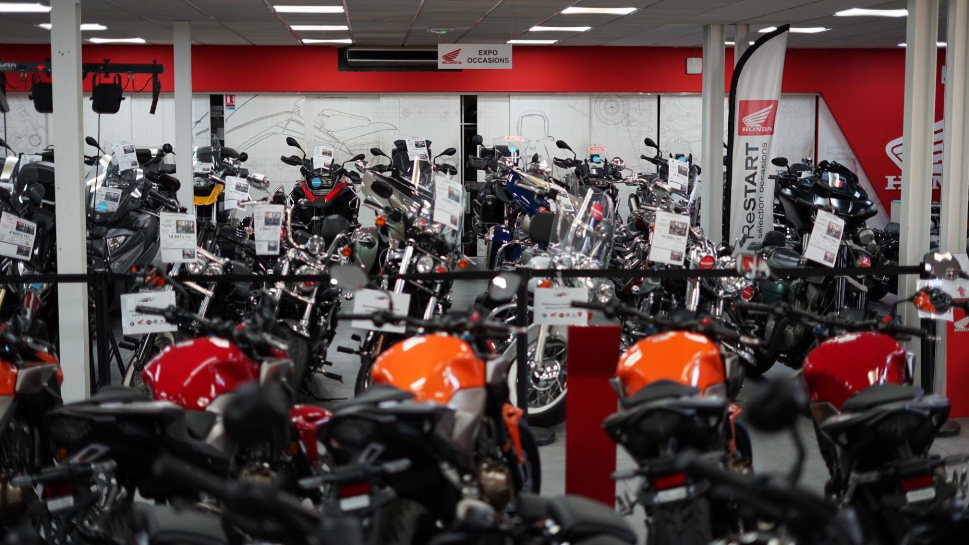 Không gian showroom xe máy được sắp xếp gọn gàng khoa học với hệ thống kệ trưng bày chắc chắn