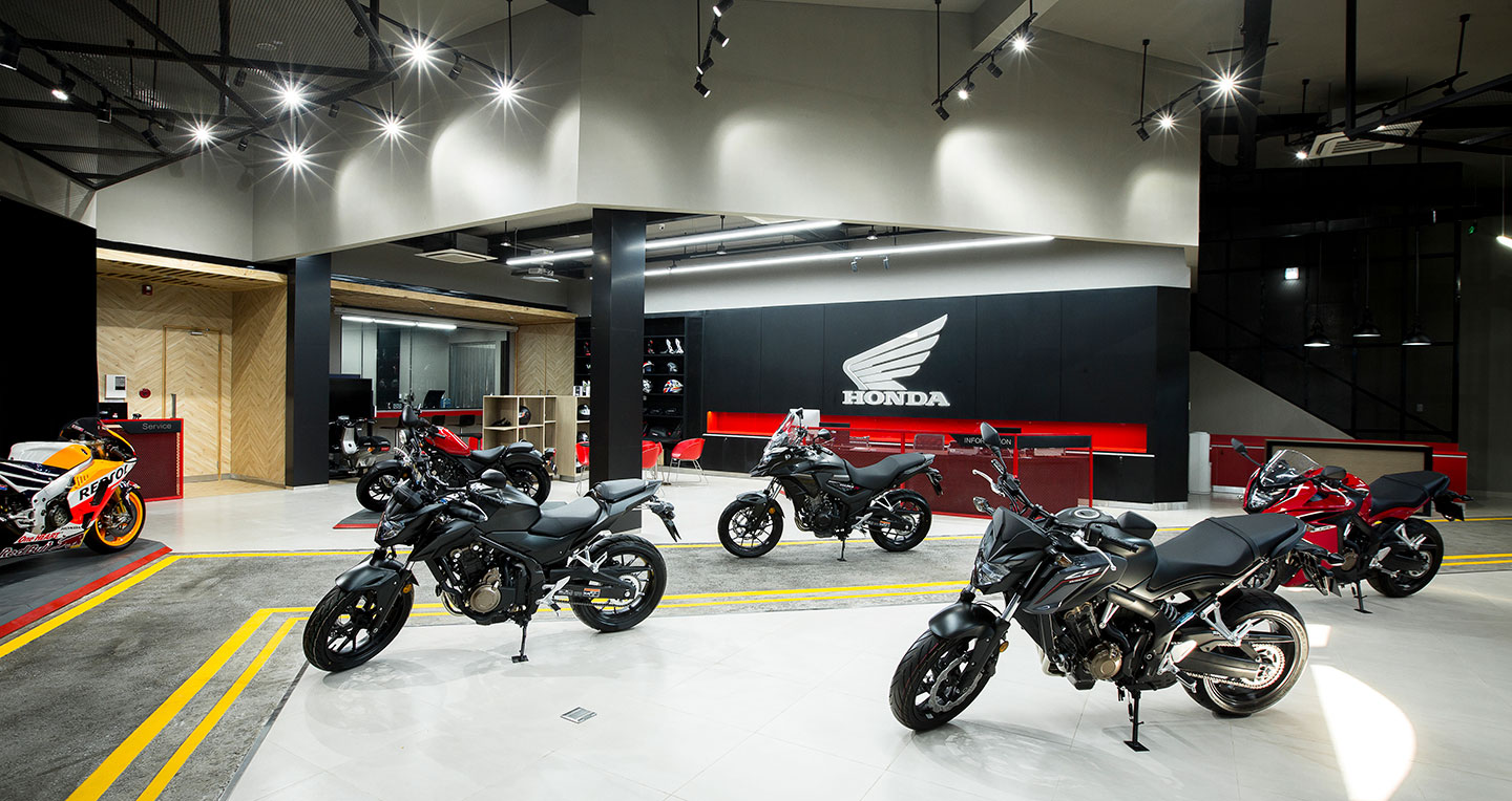 Mặt tiền showroom ô tô xe máy kết hợp xưởng dịch vụ với hệ thống kệ chuyên dụng