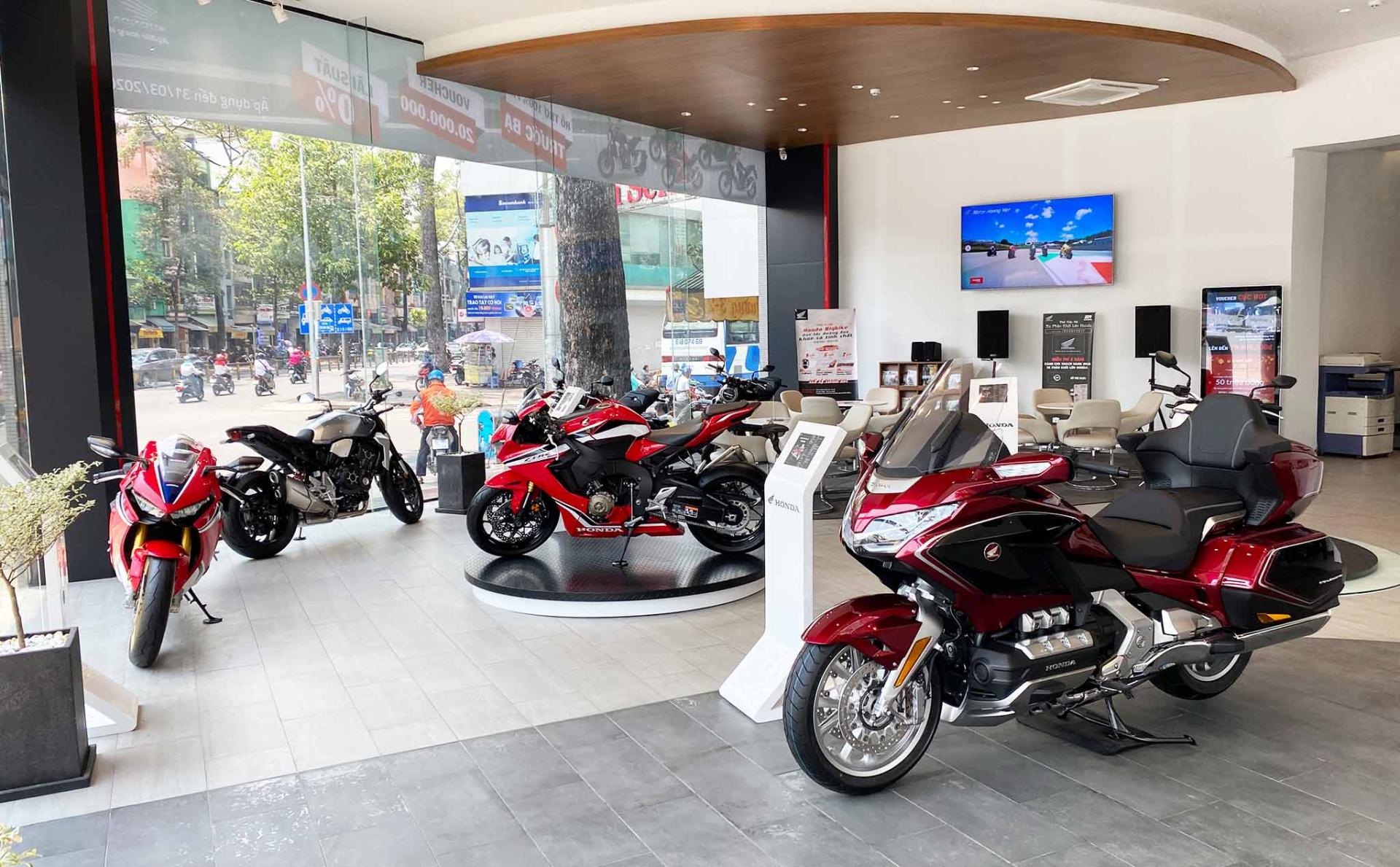 Nội thất showroom xe máy với nhiều dãy kệ trưng bày sản phẩm song song