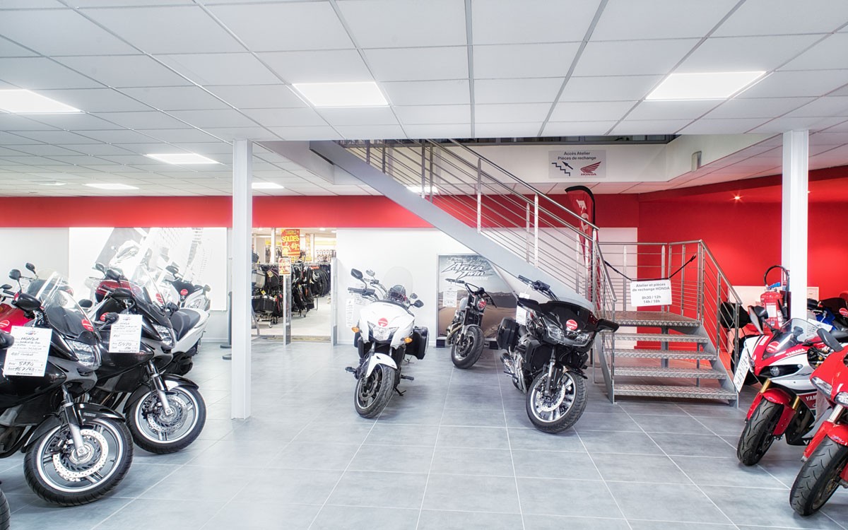 Không gian nội thất showroom đại lý xe máy với nhiều mẫu xe được sắp xếp gọn gàng