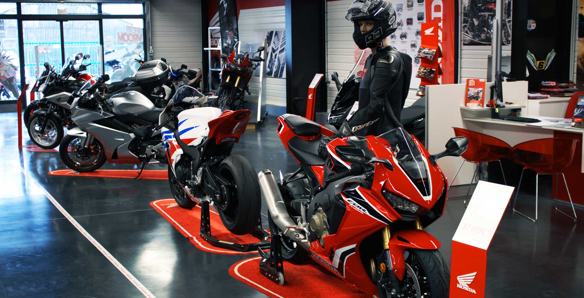 Sàn kinh doanh showroom xe máy với biển hiệu thương hiệu và khu trưng bày xe