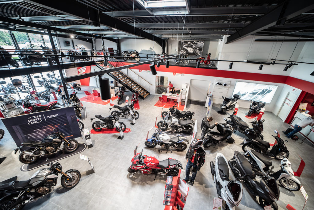 Showroom xe máy có nội thất thương hiệu và hệ thống kệ trưng bày đồng bộ chuyên nghiệp