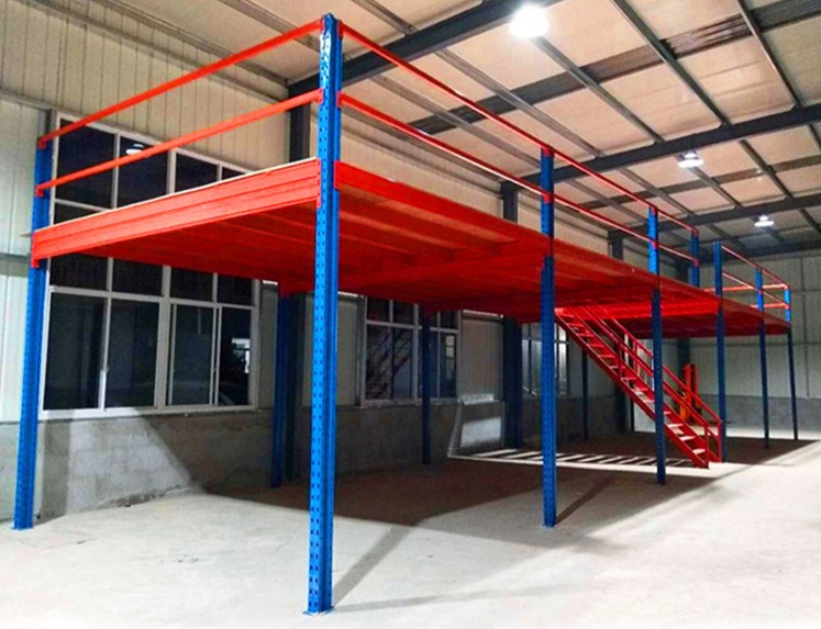 Sàn tầng lửng Mezzanine mặt sàn đỏ khung thép trong nhà xưởng, so sánh với kệ chứa hàng