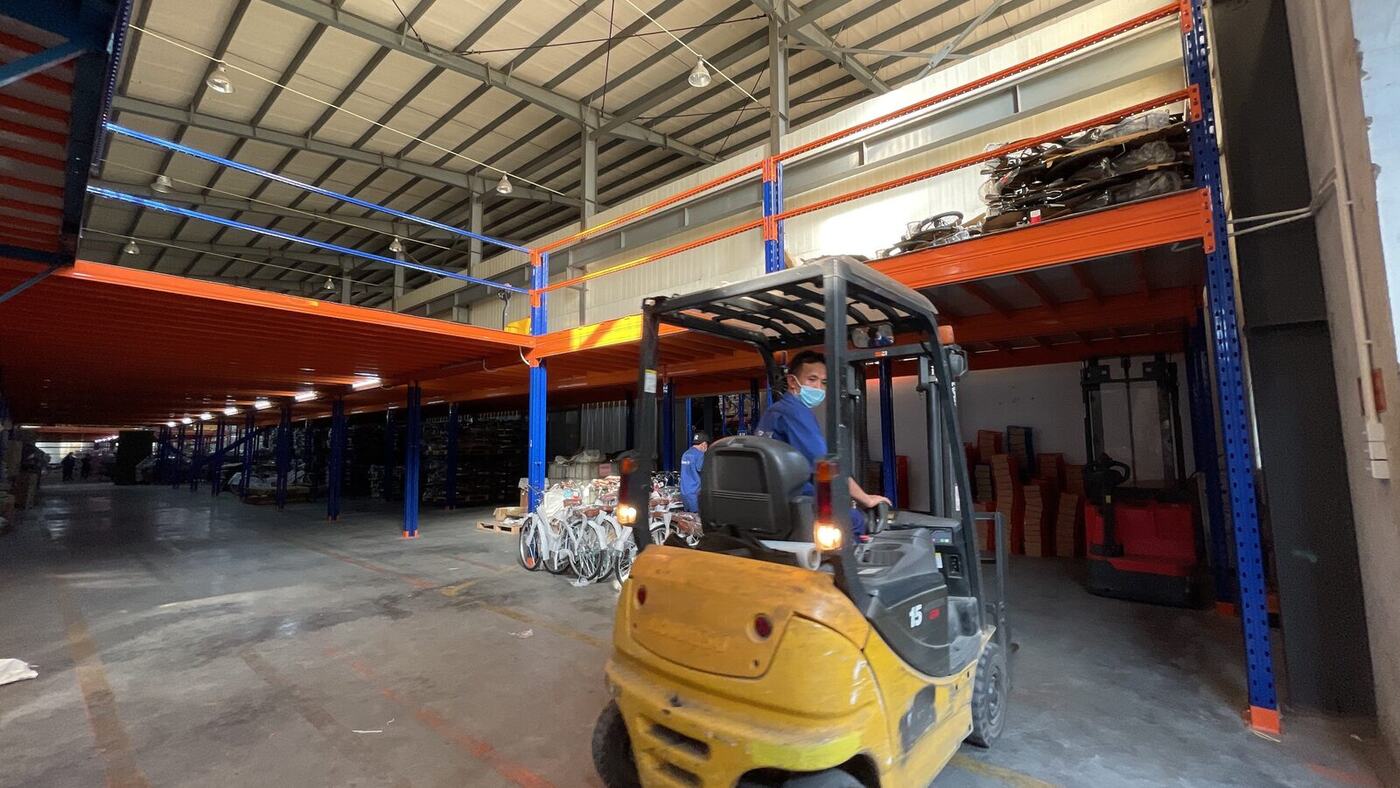 Sàn tầng lửng mezzanine hoàn thiện tại kho Công ty Thống Nhất, mặt sàn tôn nhám, phía dưới bố trí kệ chứa hàng