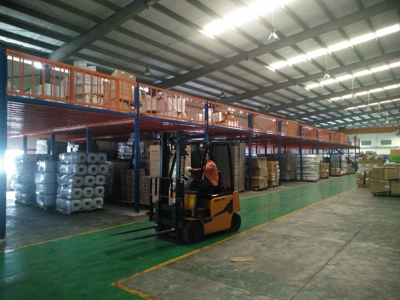 Xe nâng làm việc bên dưới sàn tầng lửng thép hai tầng trong kho Ferroli Asean