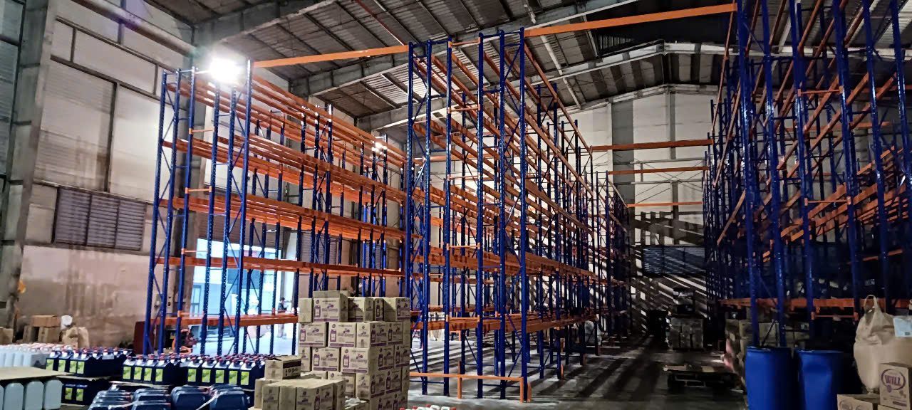 Kho cao tầng lắp kệ Selective chất đầy pallet hàng hóa