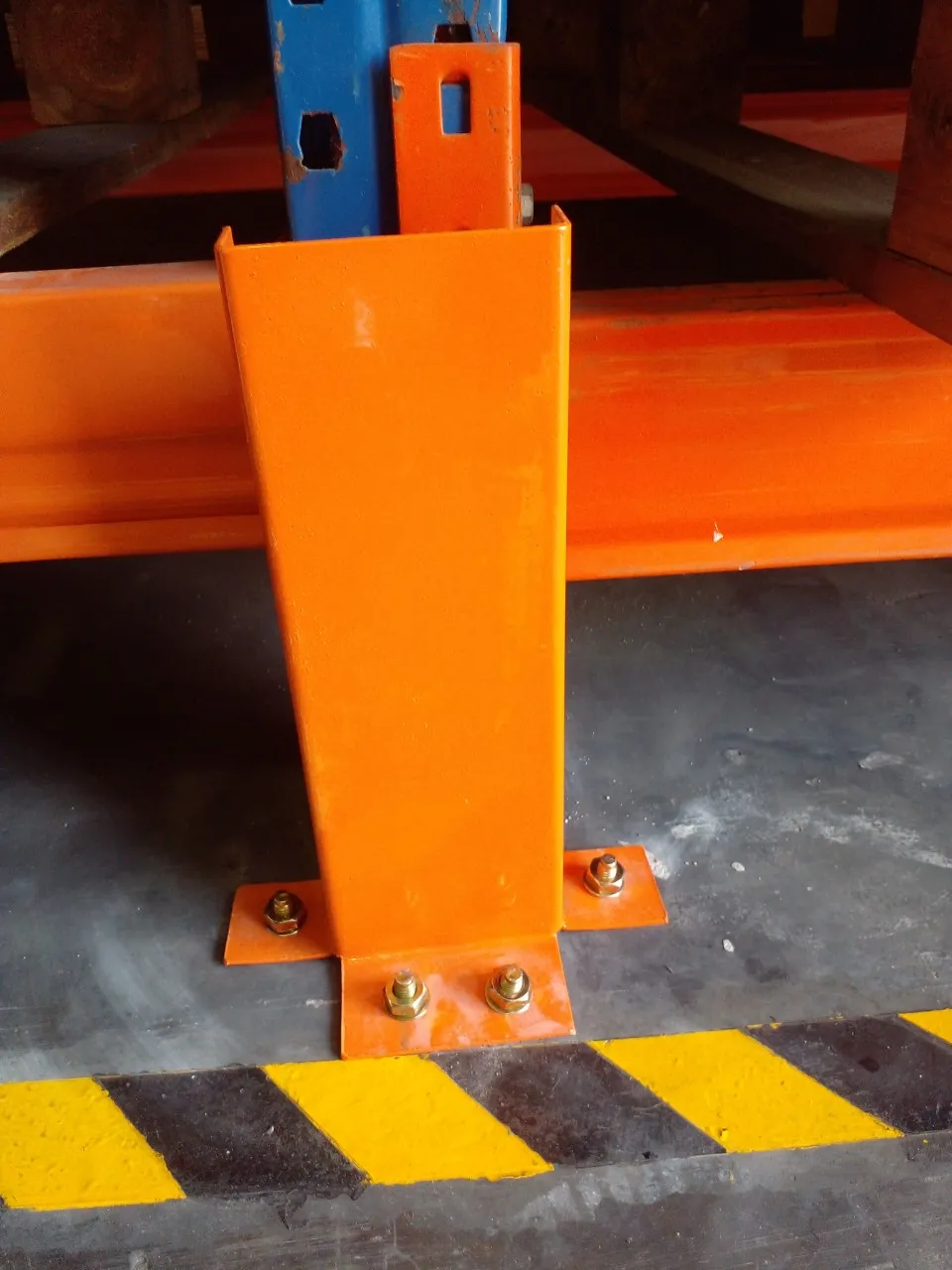 Tấm bảo vệ chân cột kệ pallet sơn cam, sàn kẻ vạch cảnh báo vàng đen