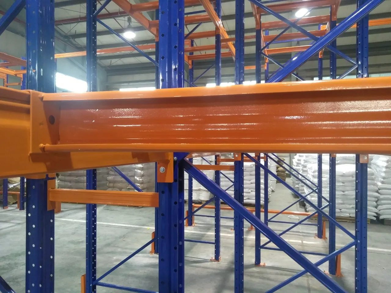 Cận cảnh đầu nối thanh beam gắn vào cột khung kệ pallet