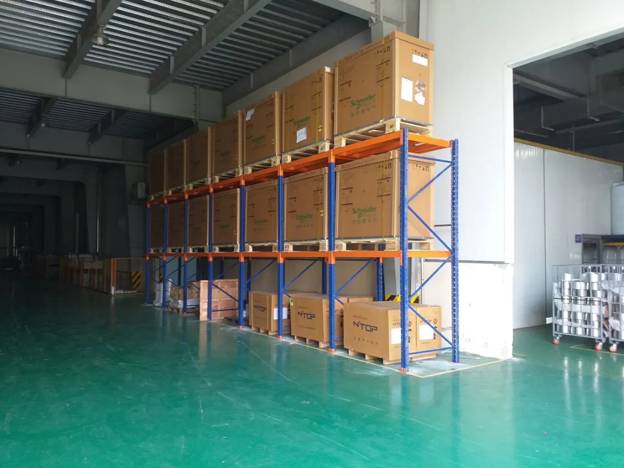 Kệ pallet selective chứa hàng thùng kiện lớn trong kho sàn epoxy