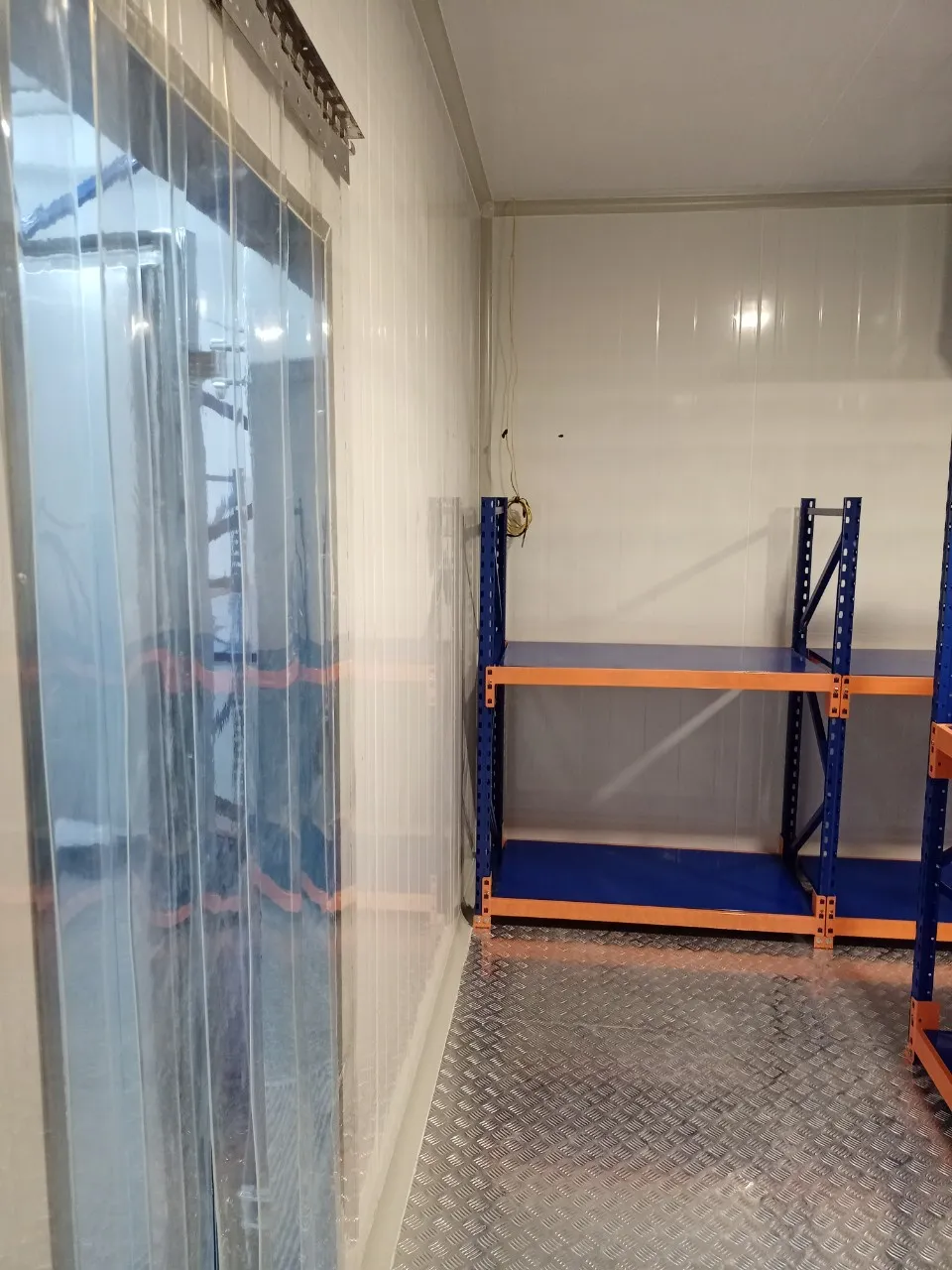 Cửa rèm nhựa PVC phòng lạnh và kệ lưu trữ đặt cách vách panel