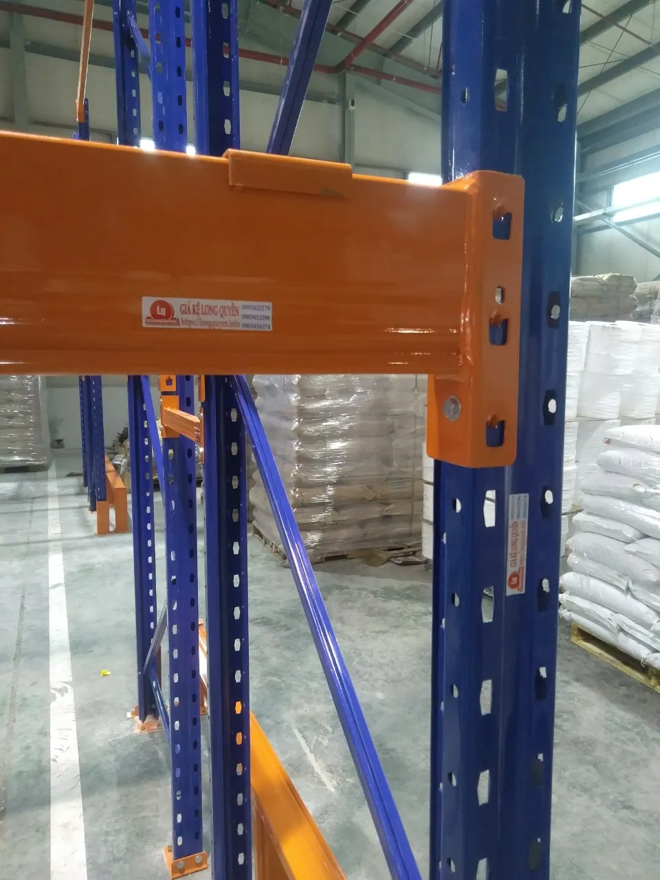 Đầu nối thanh beam móc vào cột kệ pallet sơn tĩnh điện, có tem nhãn Long Quyền