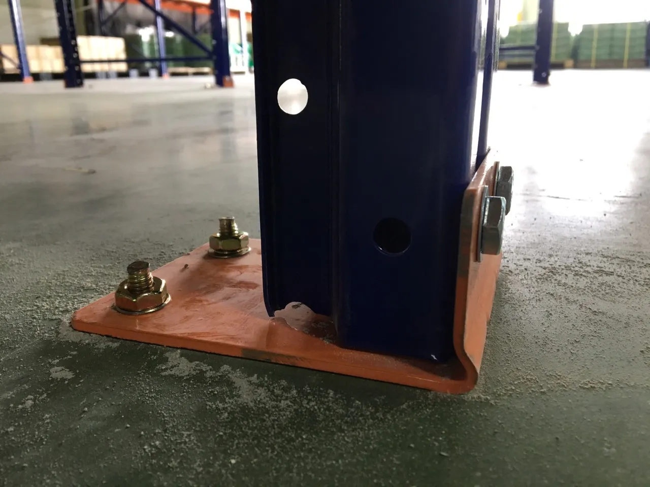 Đế cột kệ pallet bắt bu lông neo xuống sàn bê tông