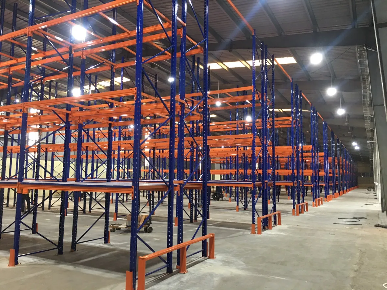 Hệ kệ pallet selective nhiều tầng lắp trong nhà xưởng khung thép mái tôn