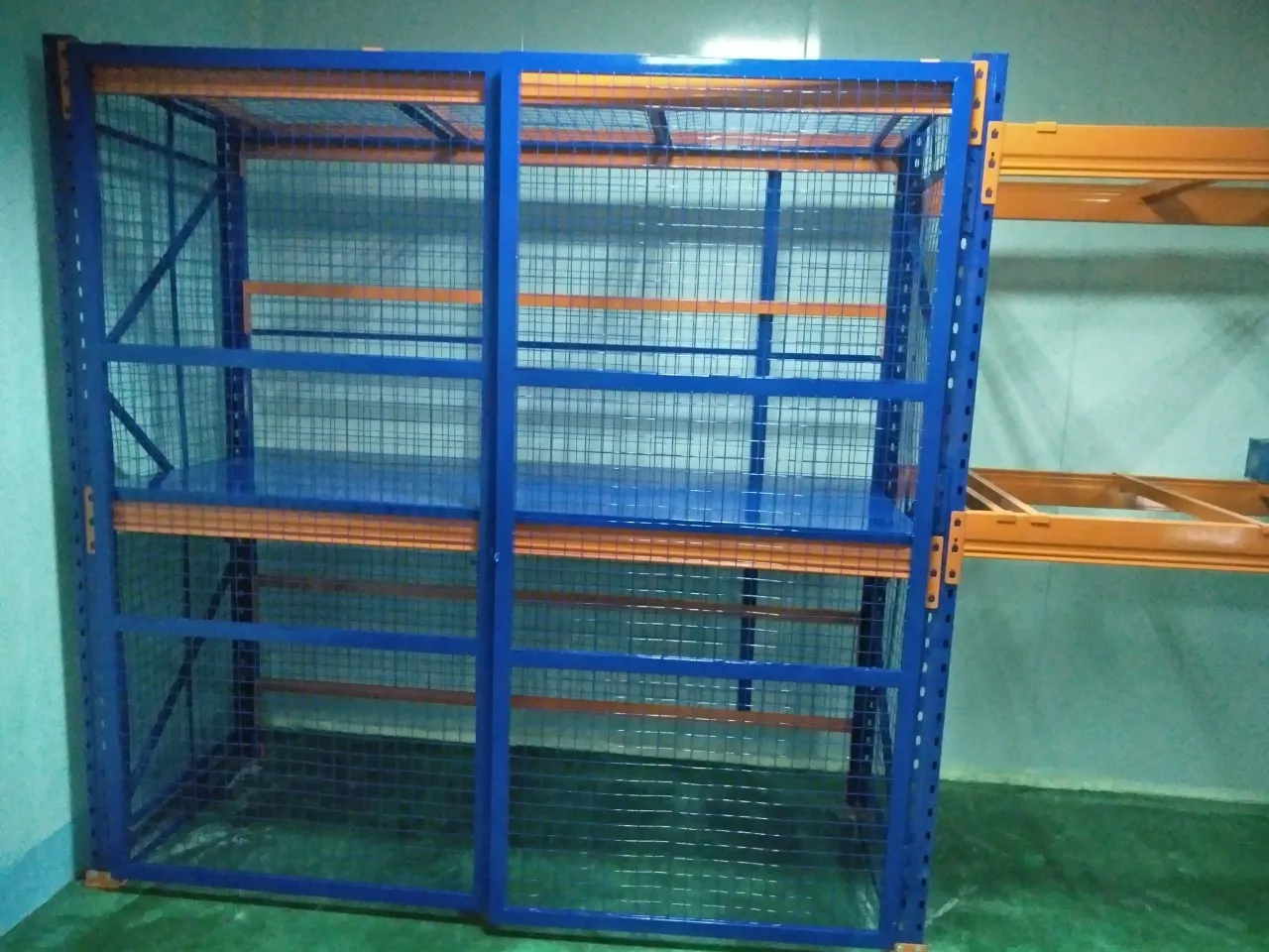 Kệ lưới thép có cửa khóa dùng cho khu biệt trữ và hàng cần kiểm soát đặc biệt trong kho dược
