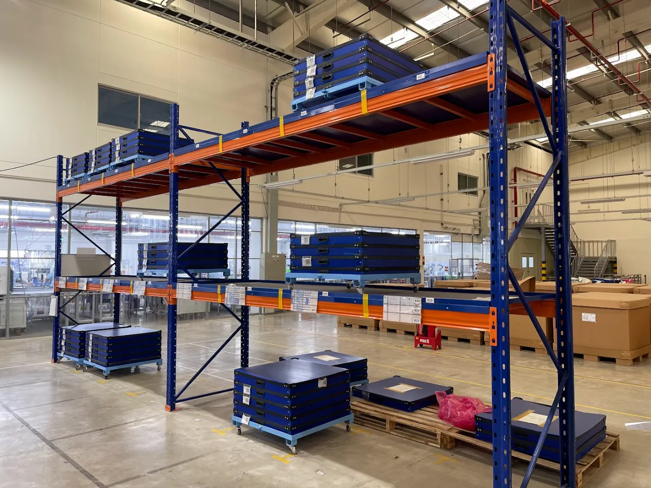 Kệ pallet selective chứa thùng nhựa và pallet hàng trong kho nhà máy