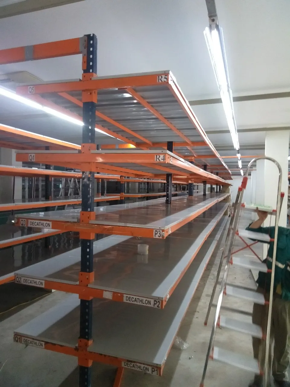 Kệ tay đỡ một bên với mặt sàn thép lắp trong kho của doanh nghiệp dệt may