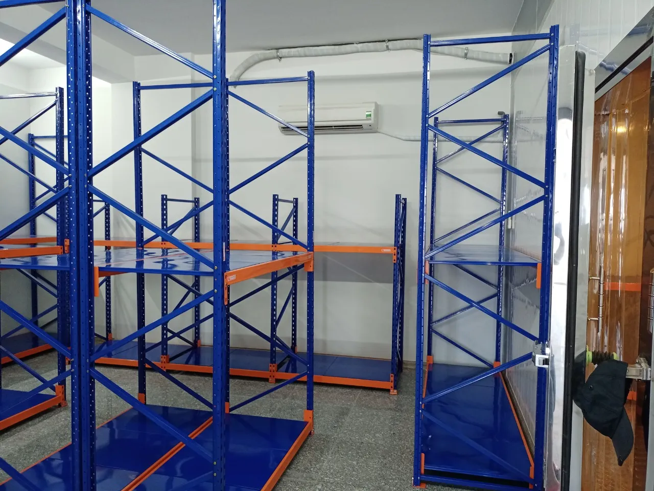 Hệ kệ trung tải lắp trong phòng lạnh vách panel cách nhiệt, sàn chống trơn