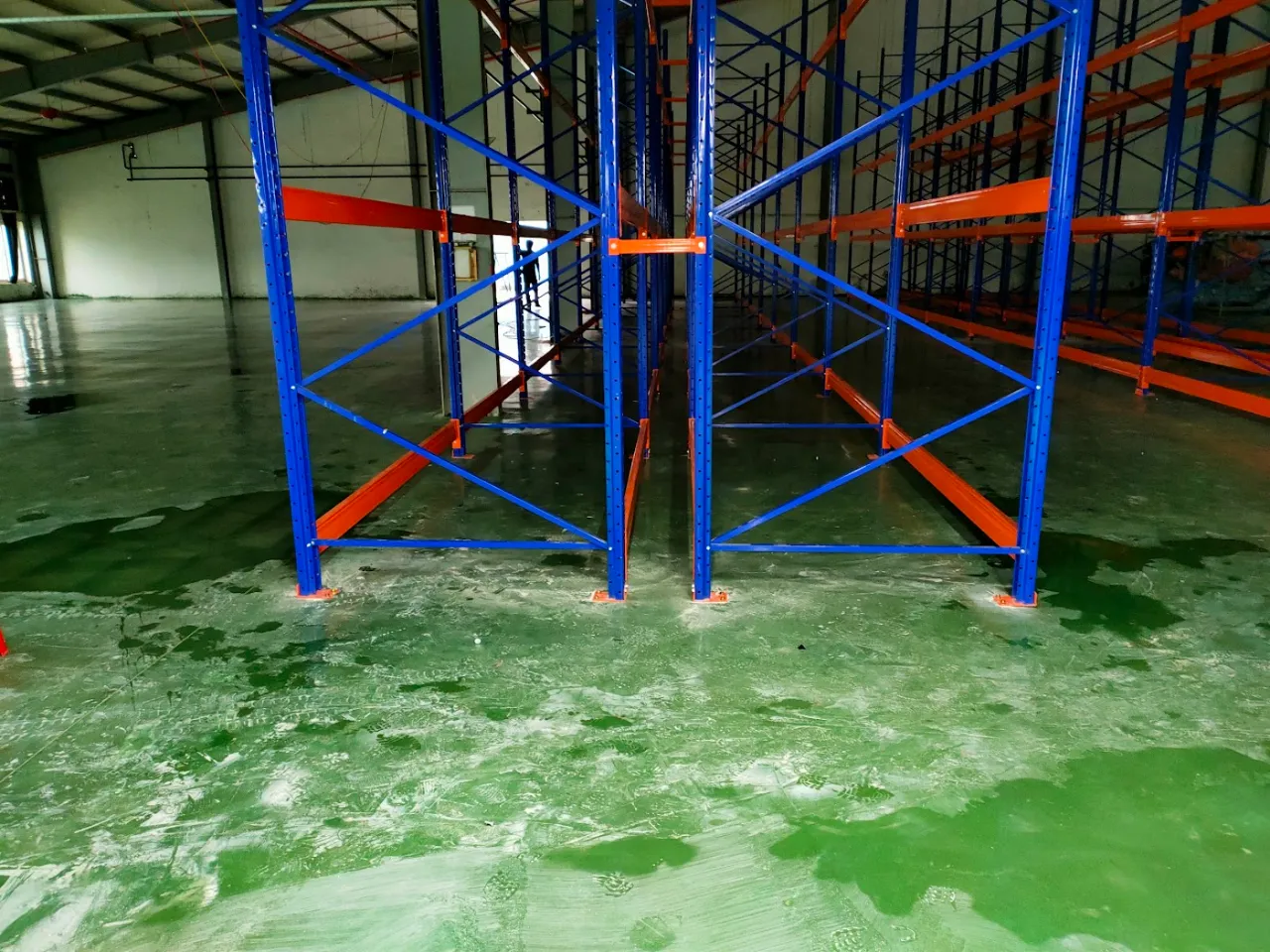 Khung kệ pallet vừa lắp dựng trên sàn epoxy trong nhà xưởng