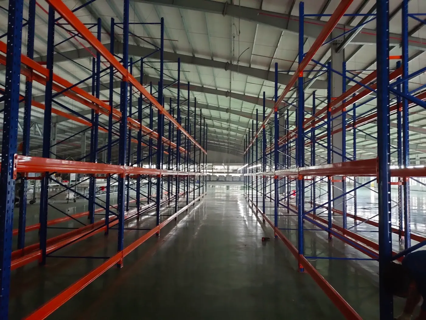 Lối đi chính thẳng giữa hai dãy kệ pallet selective nhiều tầng trong nhà xưởng