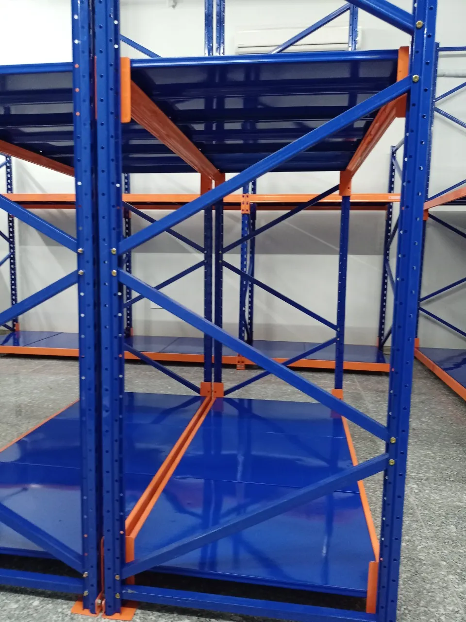 Cận cảnh mặt kệ thép và khung kệ sơn tĩnh điện trong phòng lạnh