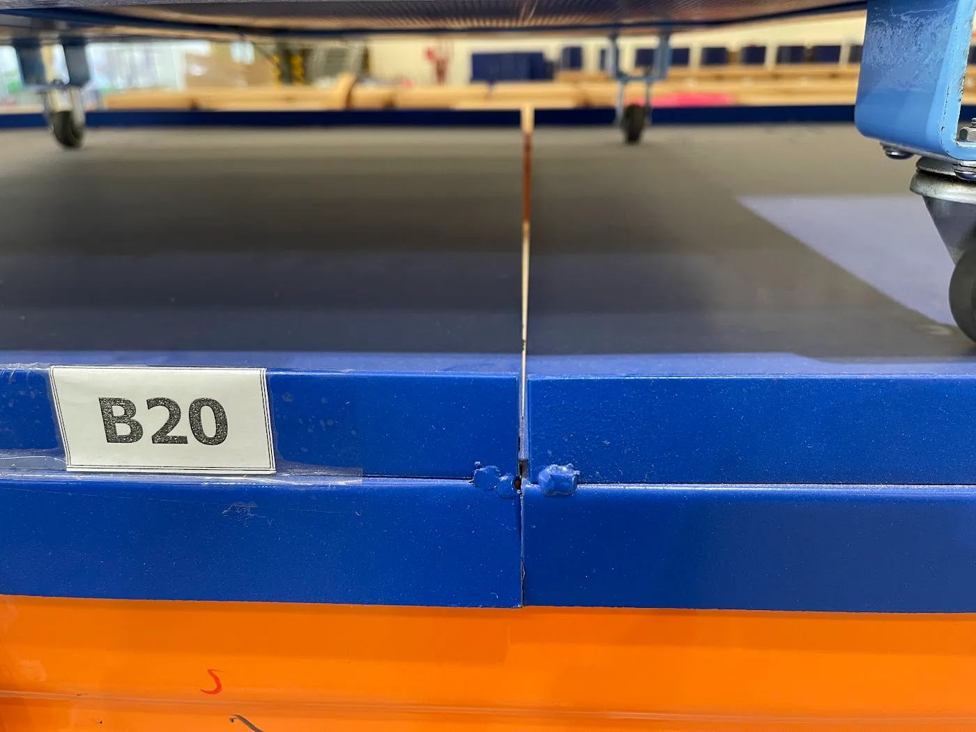 Nhãn địa chỉ vị trí B20 dán trên thanh đỡ kệ sơn tĩnh điện