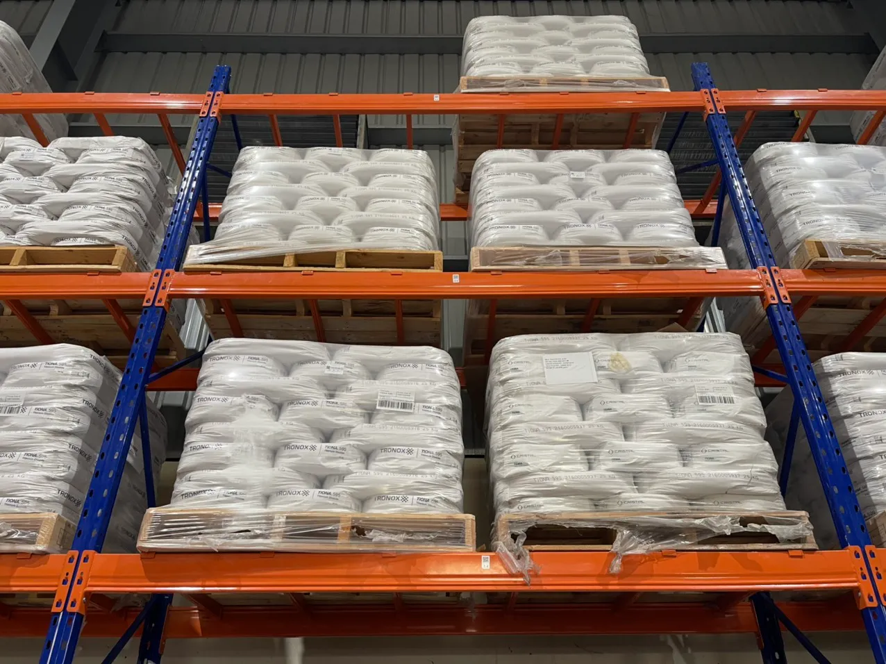Pallet hàng bao đặt trên các tầng cao của kệ pallet selective