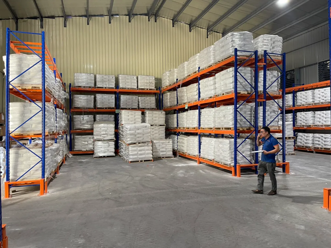 Pallet hàng bao xếp trên kệ pallet selective ba tầng beam