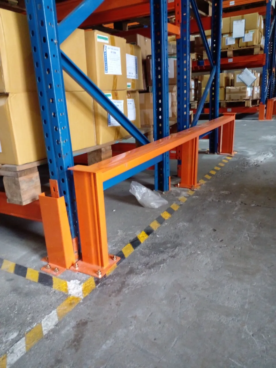 Thanh chắn bảo vệ đầu dãy kệ pallet kết hợp bảo vệ chân cột