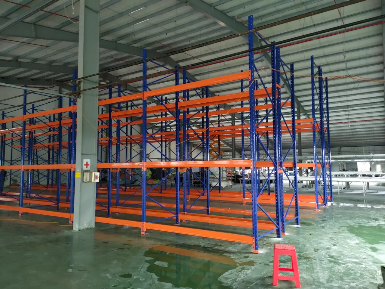 Đội thi công Long Quyền lắp dựng khung và beam kệ pallet trong nhà xưởng