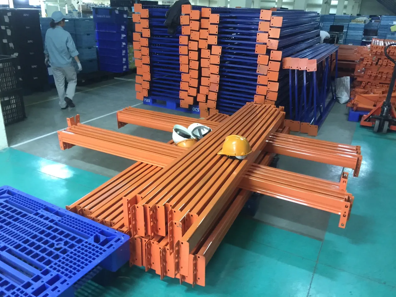 Thanh beam và khung kệ tập kết tại công trình trước khi lắp đặt