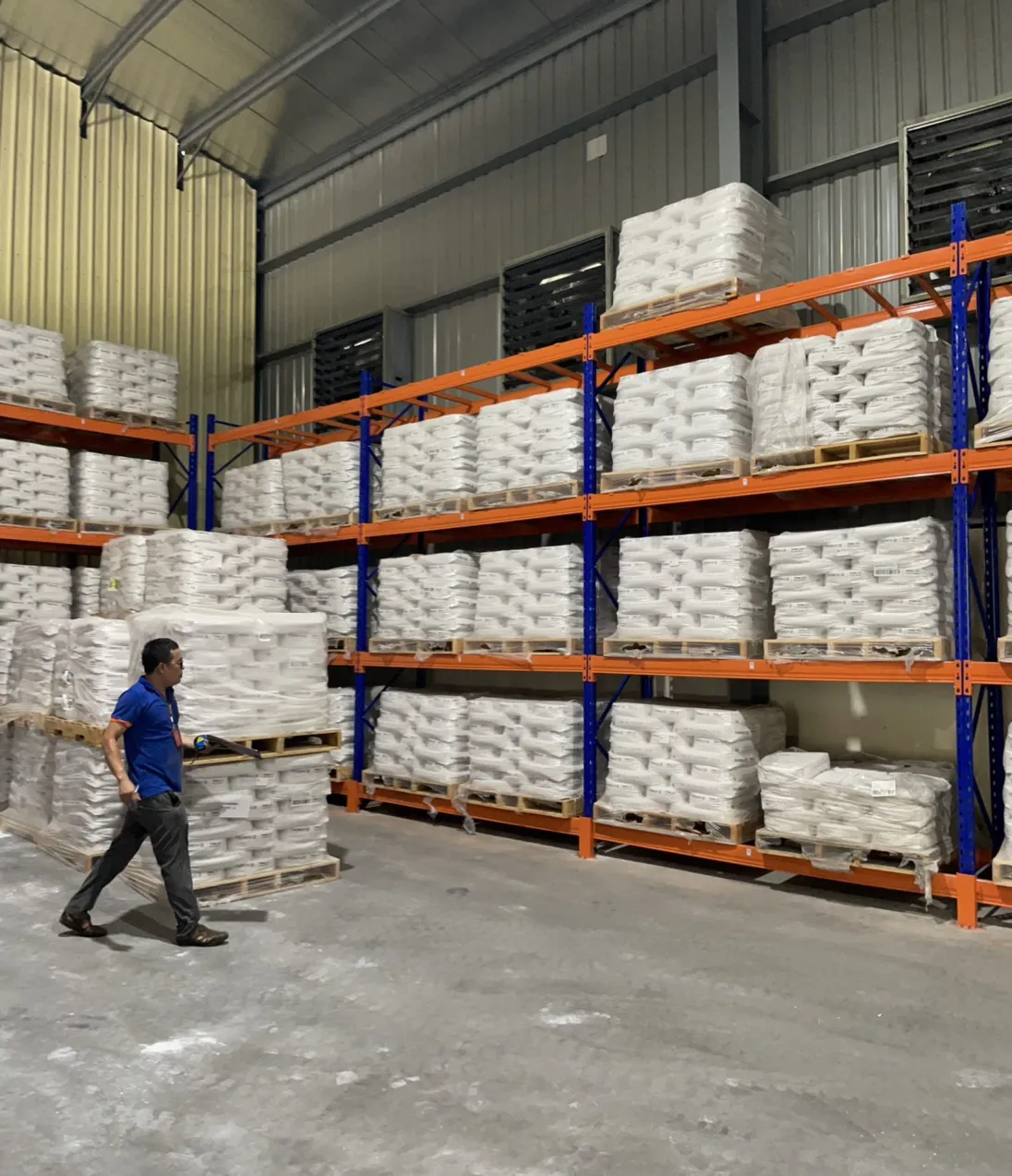 Nhân viên kiểm kê hàng trên kệ pallet selective đã lấp gần đầy vị trí