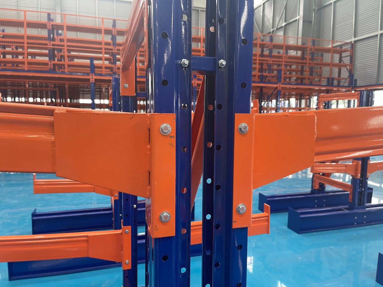 Cấu tạo kệ Cantilever: cột trung tâm, tay đỡ, chân đế