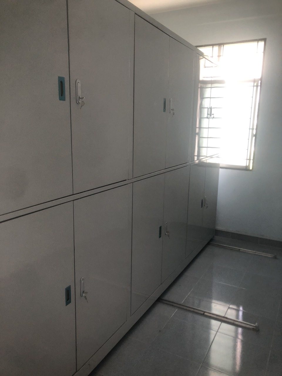 Cấu tạo kệ di động: đế ray, khung kệ, tay quay