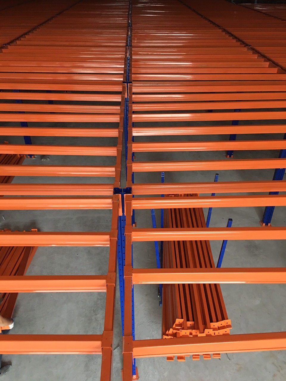 Cấu tạo kệ sàn tầng lửng: khung kệ, sàn thao tác, cầu thang