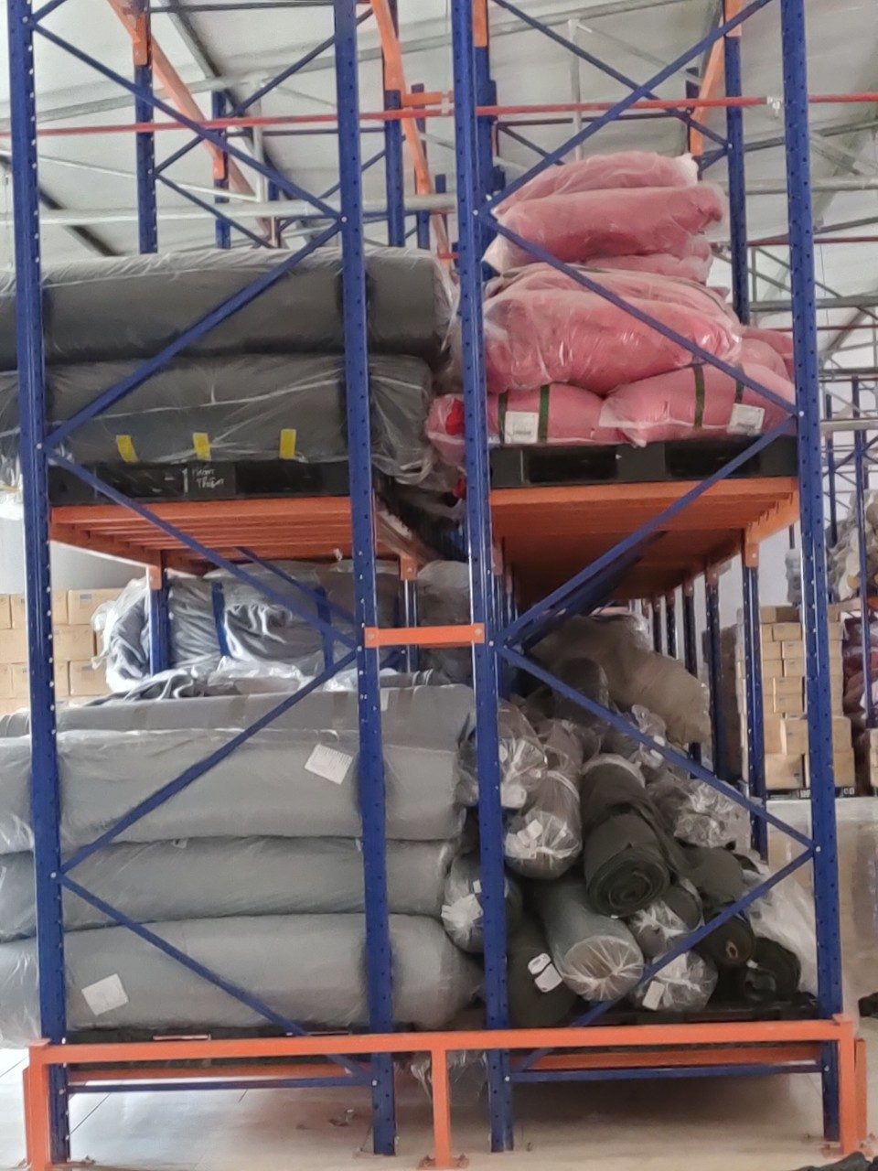 Hàng trên pallet nhựa xếp trên kệ Selective kho Thịnh Vượng