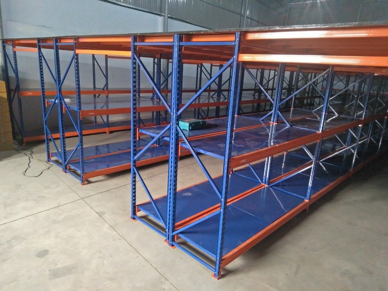 Sàn thao tác thép quanh khu thiết bị nhà máy thủy điện